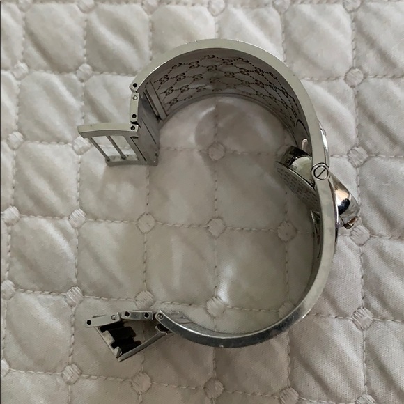 GUCCI Women's Twirl Brown Quartz Watch - Picture 3 of 5